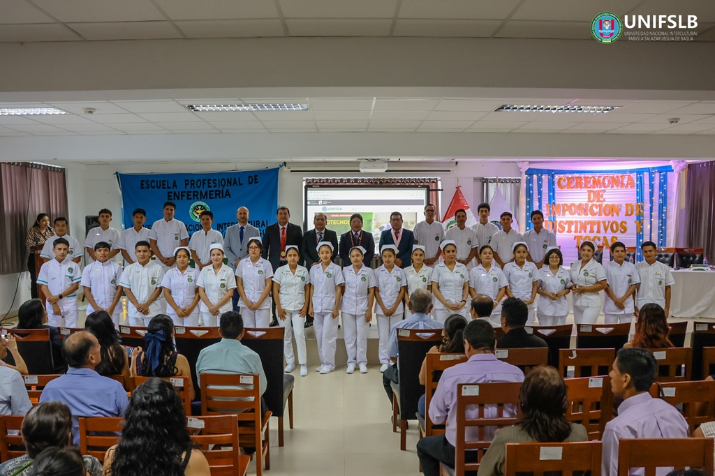 Estudiantes de Enfermería realizan emotiva ceremonia de entrega de tocas, imposición de distintos y ceremonia de la luz