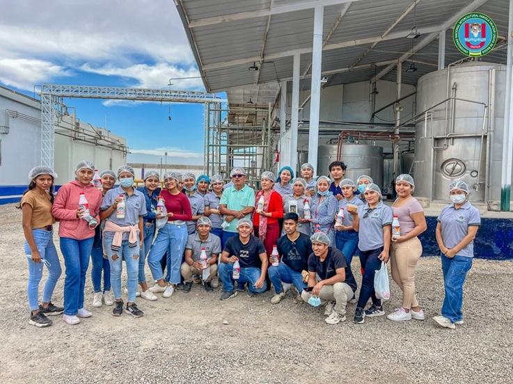 Estudiantes de la UNIFSLB visitan planta procesadora de lácteos CAL Señor de Los Milagros en Arequipa y conocen su modelo de producción y distribución a gran escala
